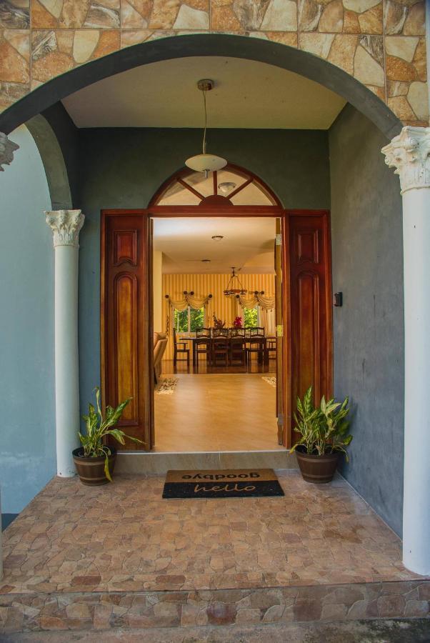 Runaway To Tranquility, Overlooking The Bay Runaway Bay Exterior foto