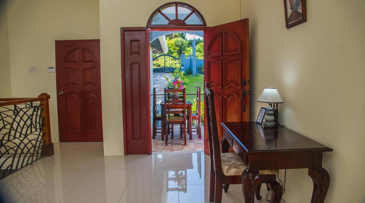 Runaway To Tranquility, Overlooking The Bay Runaway Bay Exterior foto